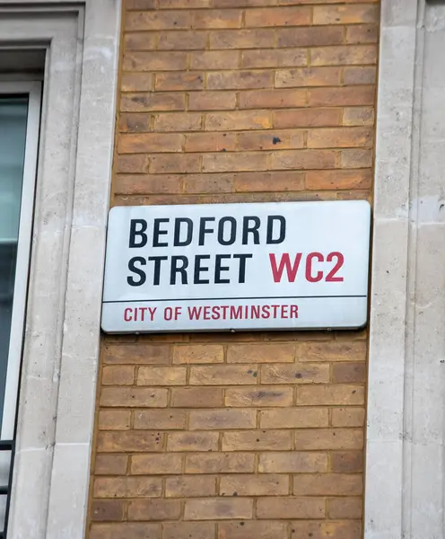 Londra 'nın Westminster şehrindeki Bedford Sokağı tabelasına yakın çekim. Özellikler tuğla duvar arkaplanı.
