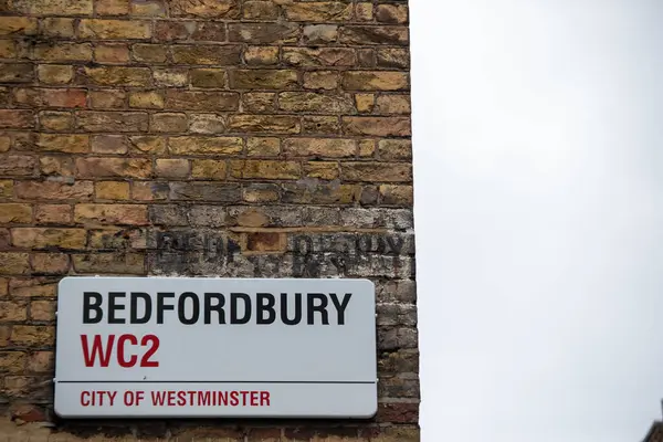 Londra, Westminster 'da Bedfordbury için sokak tabelası taşralı tuğla bir duvara asılmış..