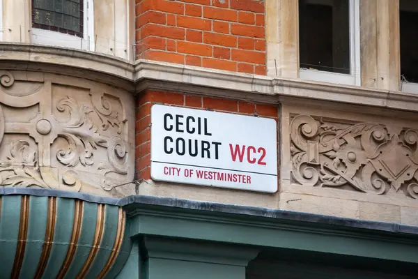 Londra Westminster bölgesindeki Cecil Court için sokak tabelası. Bir Londra binasının mimari detayları.