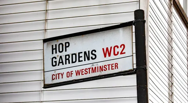 Londra 'nın Westminster şehrindeki Hop Gardens' ın sokak tabelası. İşaret WC2 posta kodunu içeriyor.