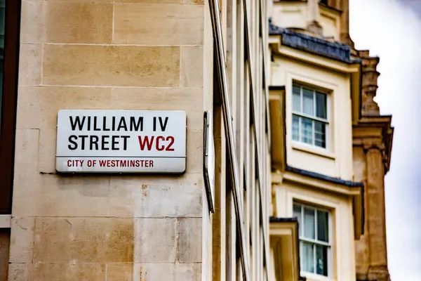 Westminster, Londra 'daki IV. William Sokağı tabelasına yakın çekim. Arka planda görünen tarihi mimari.