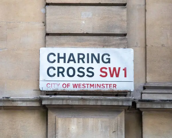 Londra, Westminster City 'de, Charing Cross caddesine yakın bir tabela..