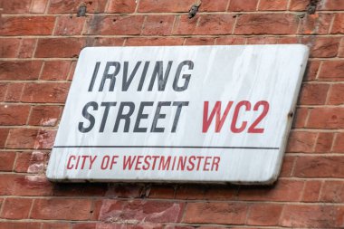Londra 'nın Westminster şehrindeki bir duvara Irving Sokağı tabelasının yakın çekimi..