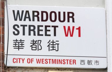Londons Chinatown 'daki Wardour Sokağı' nda sokak tabelası. Westminster şehrinde yer almaktadır..