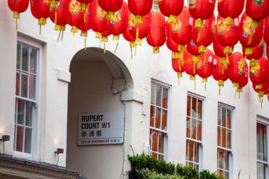 Londons Çin Mahallesi 'ndeki Rupert Court' un üzerinde kırmızı fenerler asılı. Bölgeye canlı renkler ekliyorlar..