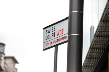Westminster, Londra 'daki İsviçre Court sokak tabelasına yakın çekim.