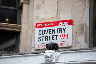 Londra 'nın batı yakasındaki Coventry Sokağı' nın sokak tabelası..