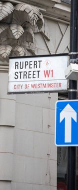Londra 'nın Westminster şehrinde Rupert Sokağı için bir tabela. Ayırt edici mimari ayrıntılar görünür..