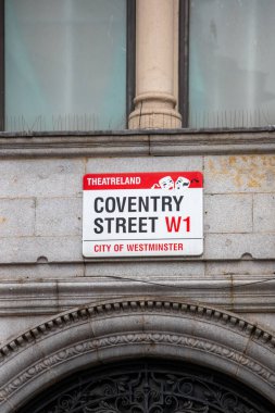 Westminster 'da yer alan Londons Tiyatrosu' ndaki Coventry Caddesi 'nin sokak tabelası..