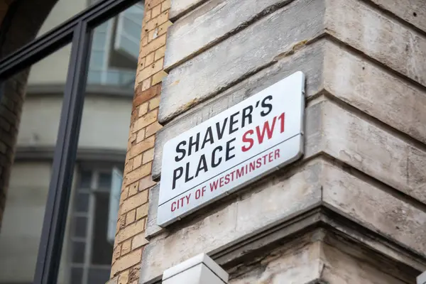 Westminster, Londra 'daki Shavers Place sokak tabelasına yakın çekim..