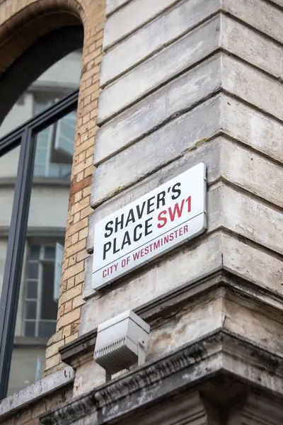 Westminster, Londra 'daki Shavers Place' in sokak tabelası. İşaret köşedeki bir binaya asılmış..