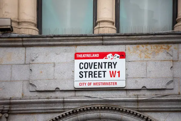 Londons Tiyatrosu 'ndaki Coventry Sokağı' nın sokak tabelası. Westminster şehrinde yer almaktadır..