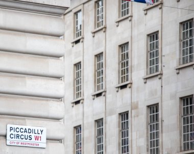 Piccadilly Circus sokak tabelasının yakınında, Londra 'da, bitişiğinde bina var. Londra 'nın ikonik mimarisini ve şehir manzarasını yakalar.