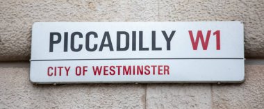 Westminster, Londra 'daki Piccadilly W1 sokak tabelasına yakın çekim.