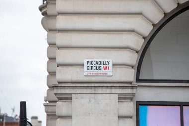 Londra, Westminster 'daki Piccadilly Circus sokak tabelasına yakın çekim..