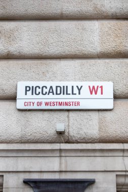 Westminster, Londra 'da Piccadilly' nin sokak tabelası taştan bir duvara asılmış..