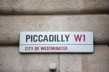 Westminster, Londra 'daki Piccadilly sokak tabelasına yakın çekim..