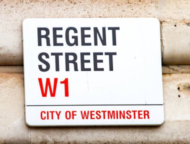 Londra 'nın Westminster şehrindeki Regent Sokağı tabelasına yakın çekim.