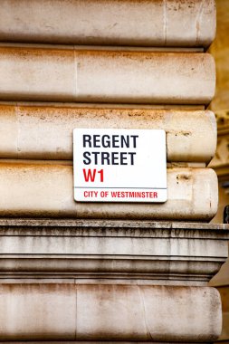Londra 'nın Westminster şehrindeki Regent Sokağı tabelasına yakın çekim.