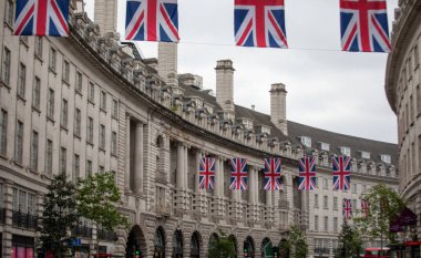 Londra 'daki tarihi Regent Caddesi' nin üzerinde İngiliz bayrağı asılı. İkonik mimari bu hareketli alana ihtişam katıyor..