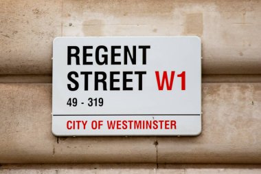 Londra, Westminster 'daki Regent Caddesi' nin sokak tabelası. W1 bölgesinde yer alan bu sembolik işaret şehrin simgesidir..