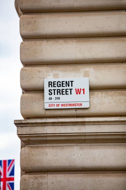 Regent Street W1 tabelası Londra 'da taş bir duvara asılmış. Westminster şehrinde yer almaktadır..