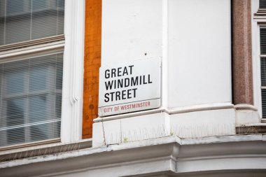 Westminster, Londra 'daki Great Windmill Sokağı' nın sokak tabelası. İşaret köşedeki bir binaya asılmış..