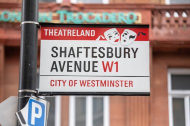 Westminster, Londons Tiyatrosu 'ndaki Shaftesbury Caddesi' nin sokak tabelası..