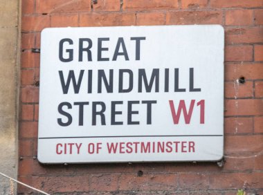 Westminster, Londra 'daki Great Windmill Sokağı' nın sokak tabelası. Tabela tuğla bir duvara asılmış..