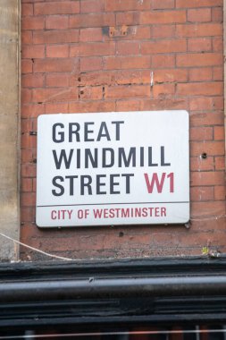 Londra, İngiltere 'de bir tuğla duvarda Büyük Yel Değirmeni Sokağı tabelası..