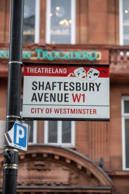 Westminster, Londons Tiyatrosu 'ndaki Shaftesbury Caddesi' nin sokak tabelası..