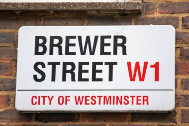 Westminster, Londra 'daki Brewer Sokağı' nın sokak tabelası..