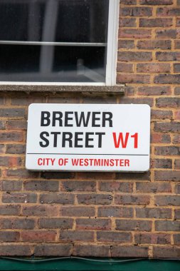 Brewer Caddesi için sokak tabelası, Westminster City, Londra, tuğla bir duvara asılmış..