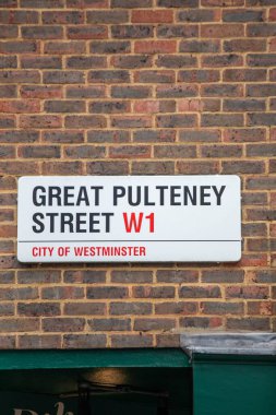 Westminster, Londra 'daki Great Pulteney Sokağı' nın sokak tabelası. Tabela tuğla bir duvara asılmış..