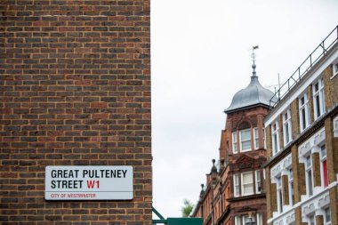 Westminster, Londra 'da Büyük Pulteney Caddesi için bir sokak tabelası. Arkasında tarihi tuğla binalar var..
