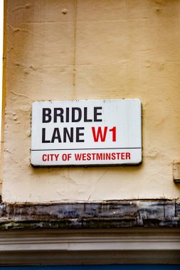 Westminster, Londra 'daki Bridle Lane W1 sokak tabelası..