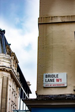 Londra 'nın Westminster şehrinde Bridle Lane W1' in sokak tabelası..