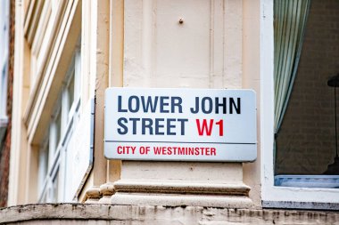 Westminster, Londra 'da Lower John Caddesi' nin sokak tabelası. Görüntü, binanın ön cephesine karşı klasik işareti yakalıyor..