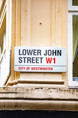 Westminster, Londra 'daki Lower John Caddesi' nin sokak tabelası..
