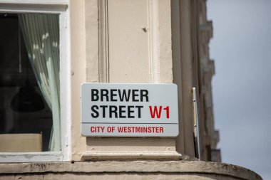 Brewer Caddesi 'ndeki bir sokak tabelasına yakın, Westminster, Londra' da..