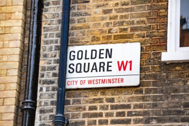 Westminster, Londra 'daki Golden Square sokak tabelasına yakın çekim.