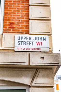 Westminster, Londra 'daki Yukarı John Sokağı tabelası, tuğla bir binaya monte edilmiş..