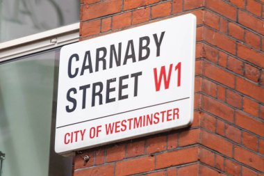 Londra 'da bir tuğla duvardaki Carnaby Sokağı tabelasının yakın çekimi. Westminster şehrinde yer almaktadır..