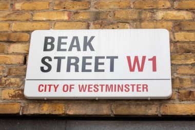 Londra 'nın Westminster şehrindeki Gaga Sokağı tabelasına yakın bir yerde, tuğla bir duvarda..