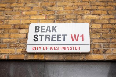 Londra, Westminster 'daki tuğla bir duvara Gaga Sokağı tabelasının yakın çekimi..