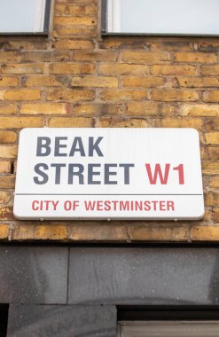 Londra 'nın Westminster şehrindeki Gaga Sokağı için bir tabela. Tabela tuğla bir duvara asılmış..