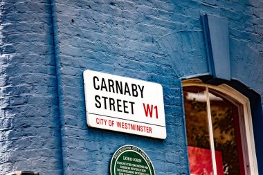 Londra 'nın Westminster şehrinde bulunan Carnaby Sokağı tabelasına yakın çekim..
