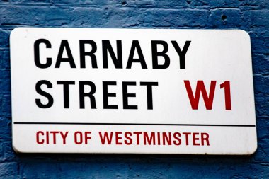 Londra 'nın Westminster şehrindeki Carnaby Sokağı tabelasına yakın çekim. Moda ve kültürle bilinen ikonik konum.