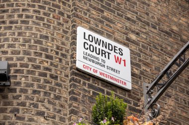 Westminster, Londra 'daki Newburgh Sokağı' na çıkan Lowndes Court için imza. Klasik tuğla duvar arkaplanı özellikleri.
