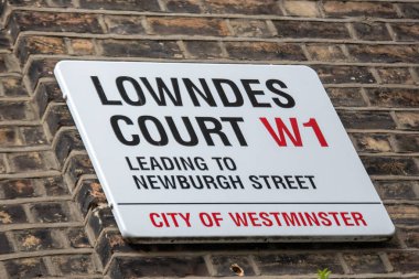 Londra, Westminster 'da Newburgh Sokağı' na çıkan Lowndes Court için sokak tabelası..